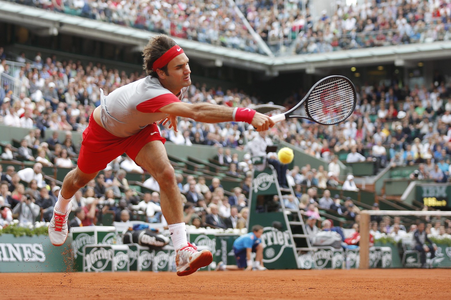 Paris Francia. 30 de mayo de 2014. Roger Federer devuelve la bola al ruso Dmitry Tursunov durante un partido de tercera ronda del torneo de tenis Roland Garros. EFE/Étienne Laurent