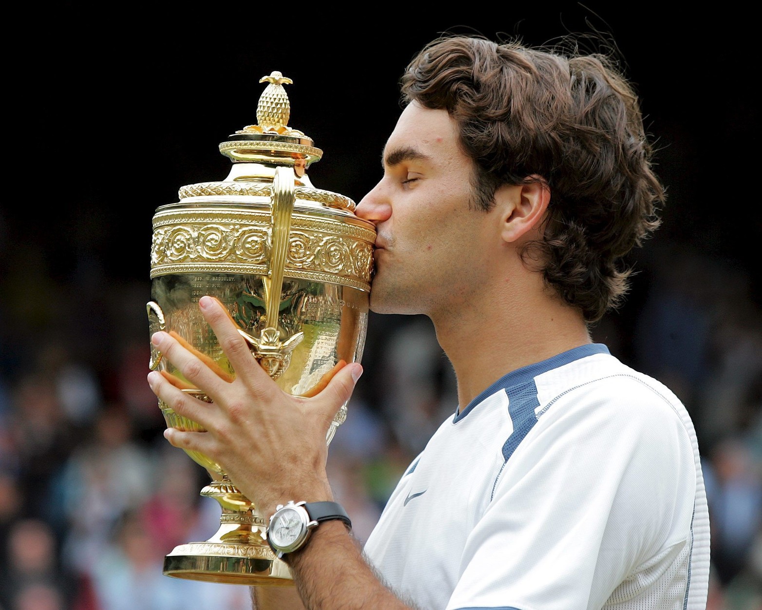 Roger Federer besa el trofeo de campeón tras derrotar al estadounidense Andy Roddick en la final masculina del torneo de tenis de Wimbledon Federer ganó por 6-2, 7-6, 6-4 y se proclamó campeón del torneo por tercera vez. 3 de julio de 2005 EFE/Fabrice Cofrin