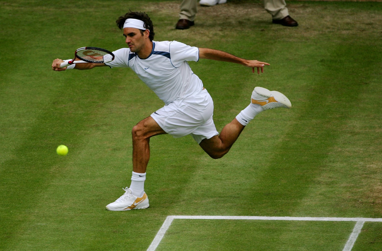 Roger Federer durante su partido en el 119° Campeonato de Tenis de Wimbledon en Londres, el 25 de junio de 2005. AFP /Adrián Dennis