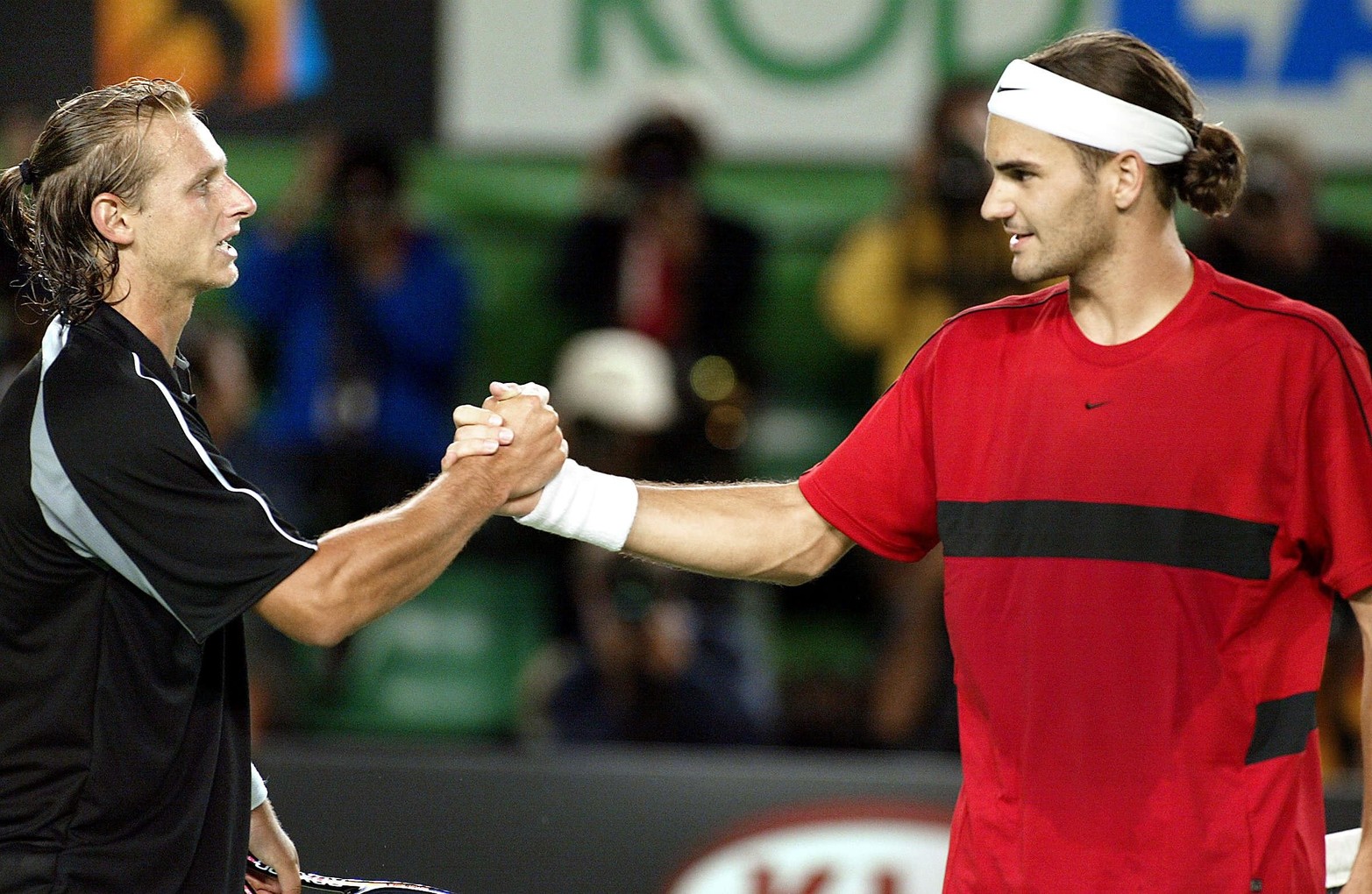 28 de Enero de 2004. Roger Federer  le da la mano a David Nalbandian luego de su partido de cuartos de final de individuales masculinos en el Abierto de Australia en Melbourne.  Federer ganó 7-5, 6-4, 5-7, 6-3.  AFP/Torsten