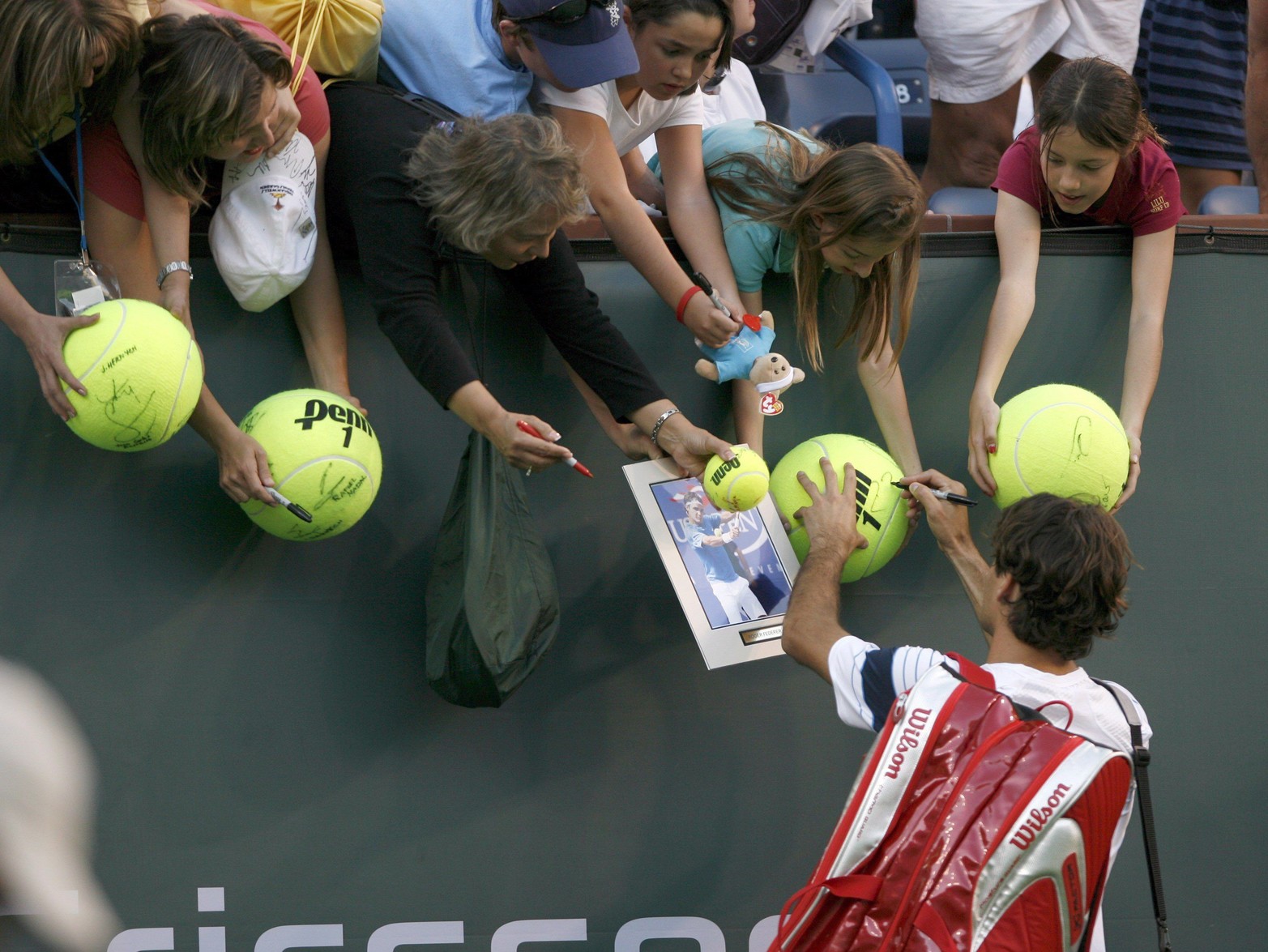 3 de noviembre de 2007.- El tenista suizo Roger Federer, firma autógrafos tras el juego frente a su rival argentino Guillermo Cañas, en el partido por el Abierto de Tenis Pacific Life, Indian Wells, California (EEUU), Cañas venció a Federer 7-5, 6-2. EFE/John Mabanglo.