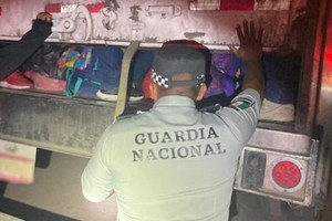 La Guardia Nacional de México halló este miércoles a 121 migrantes en un camión abandonado en Nuevo León