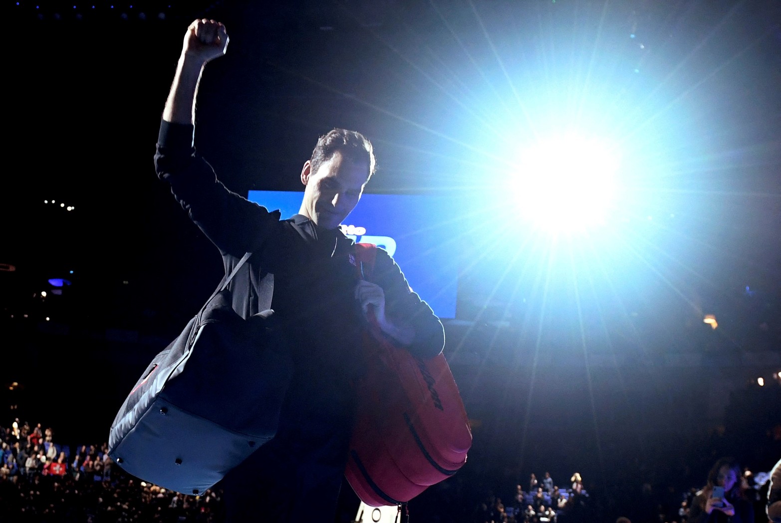 Finales ATP. Londres, Gran Bretaña - 14 de noviembre de 2019. Roger Federer celebra después de ganar su partido de la fase de grupos contra el serbio Novak Djokovic Reuters/Tony O'Brien.