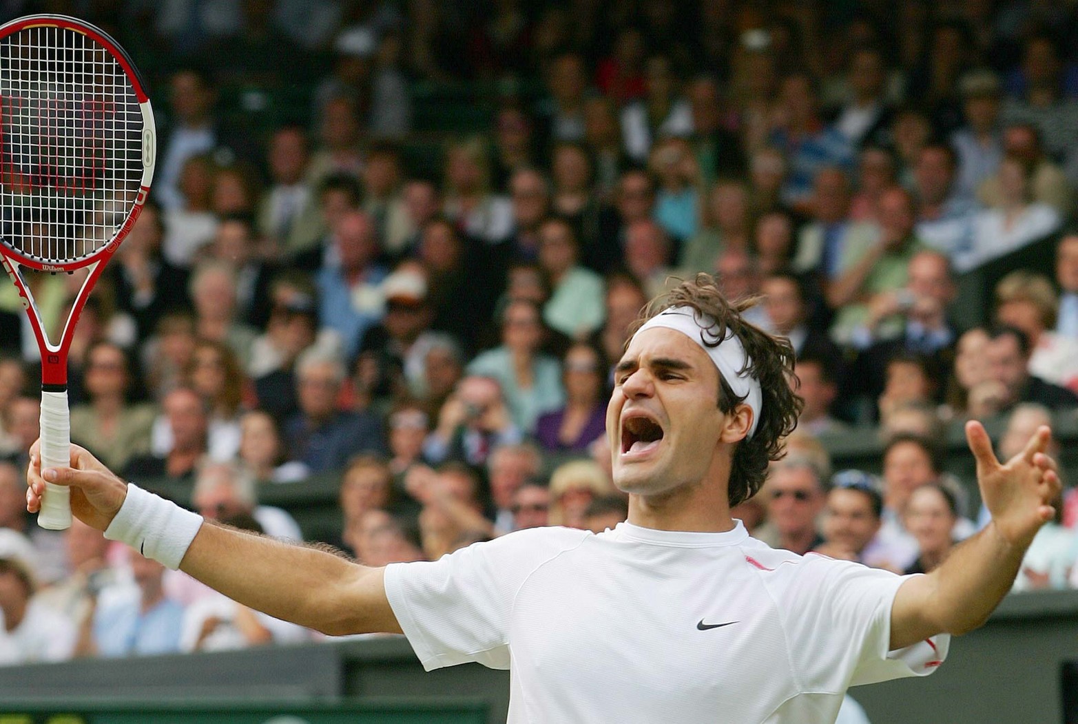 9 de julo de 2006. Roger Federer, el rey indiscutible del momento sobre hierba, celebra su victoria sobre el español Rafael Nada en la final del torneo de Wimbledon, tras batirle en 2 horas y 50 minutos por 6-0, 7-6 (5), 6-7 (2) y 6-3. Federer suma su cuarto Wimbledon consecutivo. EFE/Gerry Penny