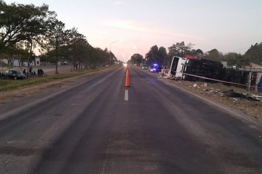 Como consecuencia del impacto el camión volcó y la camioneta quedó en la banquina