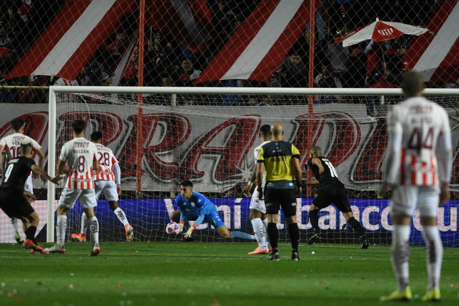 Mele la toma en el área. El partido con Independiente marcó el regreso al arco del golero uruguayo.