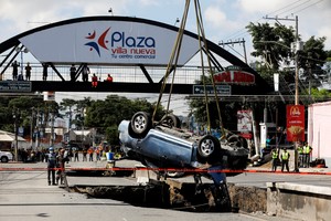 El hoyo provocó importante daños materiales y incluso la caída de automóviles. Crédito: Luis Echeverria / Reuters