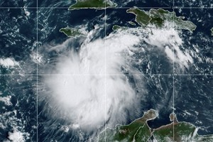 Foto de satélite provista por la Oficina Nacional de Administración Oceánica y Atmosférica de Estados Unidos muestra la tormenta tropical Ian sobre el Caribe (NOAA vía AP).