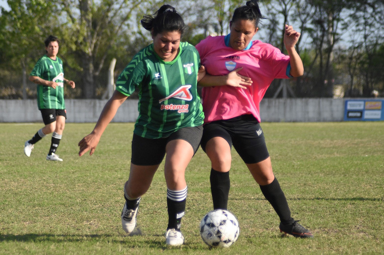Fútbol femenino. Torneo Clausura. San Cristóbal sigue siendo el líder con puntaje perfecto. Foto Luis Cetraro