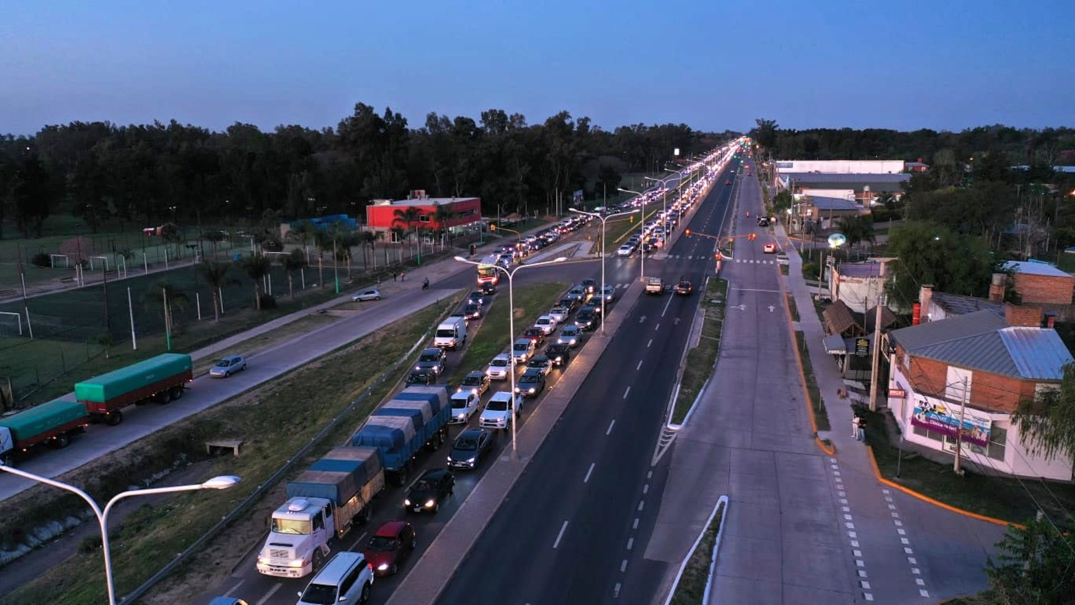 Camiones, colectivos y autos, forman grandes extensas colas y producen una demora de mas de una hora para llegar a la ciudad. 