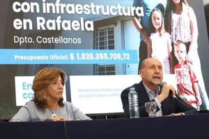 Castellano, agradeció al gobernador “este empuje muy fuerte de licitar 219 viviendas con infraestructura, esto es con calles, cordón cuneta, agua potable, iluminación, ripio, o sea, estamos construyendo ciudad no solamente haciendo viviendas. Y poder entregar fondos provinciales para esta obra es algo muy importante para todos”. Foto: Gobierno de Santa Fe