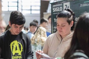 En la mañana y durante las primeras horas de la tarde hubo 20 stands correspondientes a universidades -públicas y privadas- e institutos terciarios del sur santafesino y también de provincias aledañas, que en diferentes formatos difundieron todas sus carreras. Foto: Municipalidad de San Lorenzo