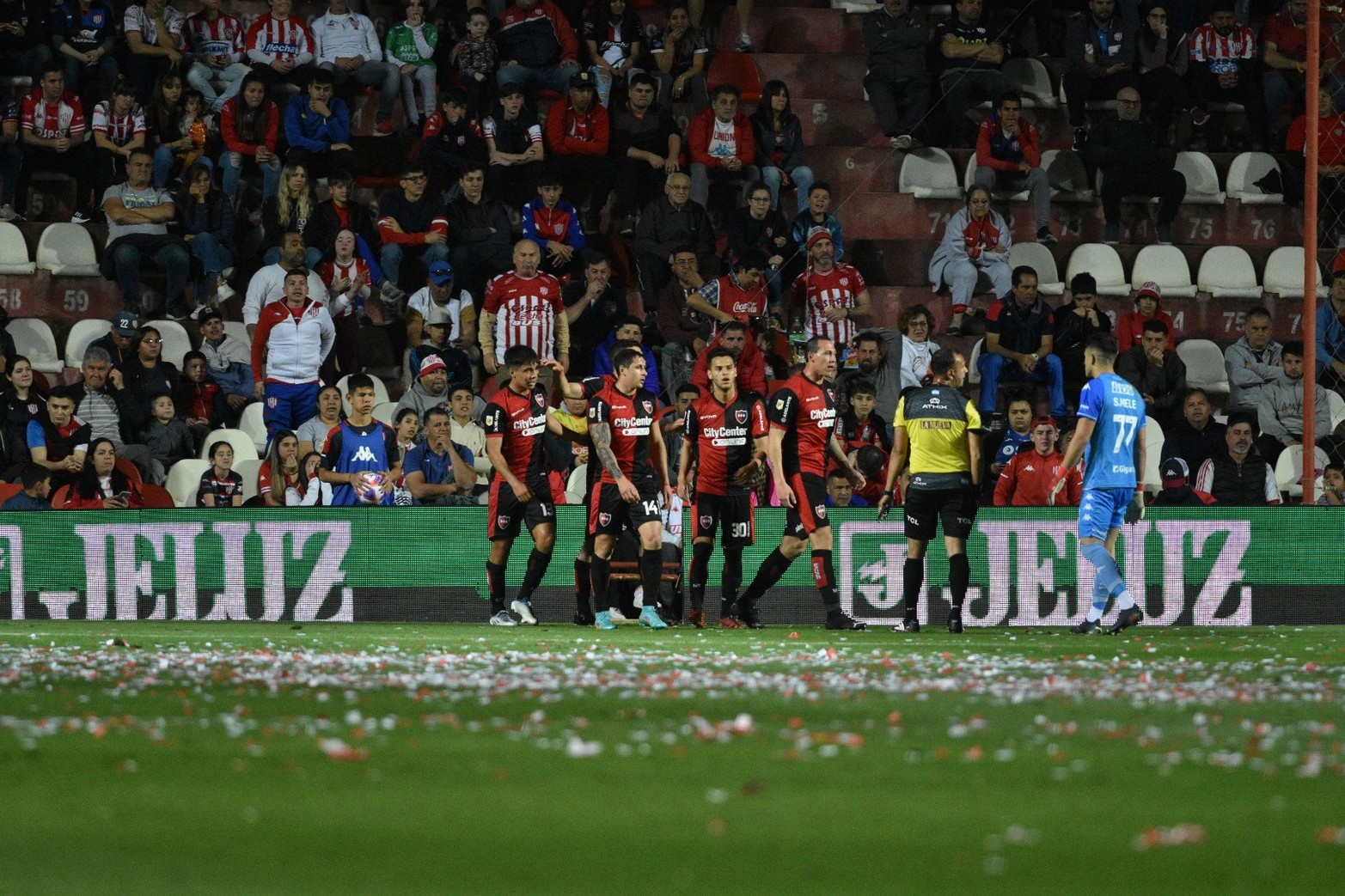 Unión vs Newell ´s. El ex Unión, García convirtió el primer gol de partido. Foto Manuel Fabatía
