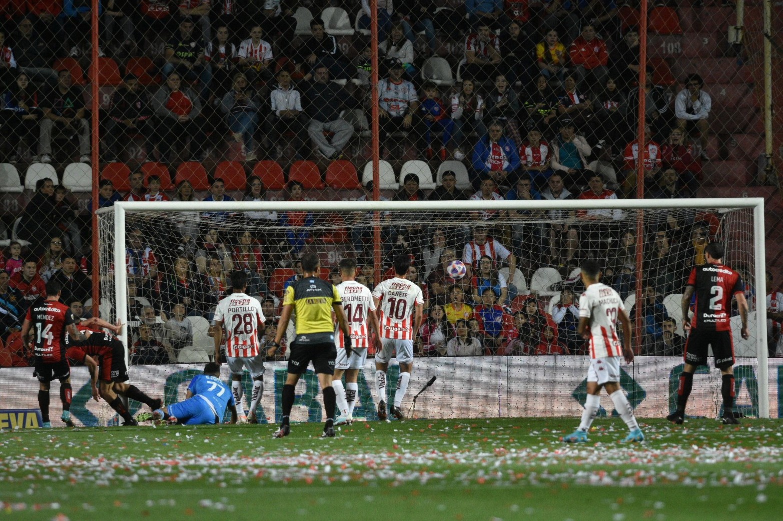 Unión vs Newell ´s. El ex Unión, García convirtió el primer gol de partido.Foto Manuel Fabatía