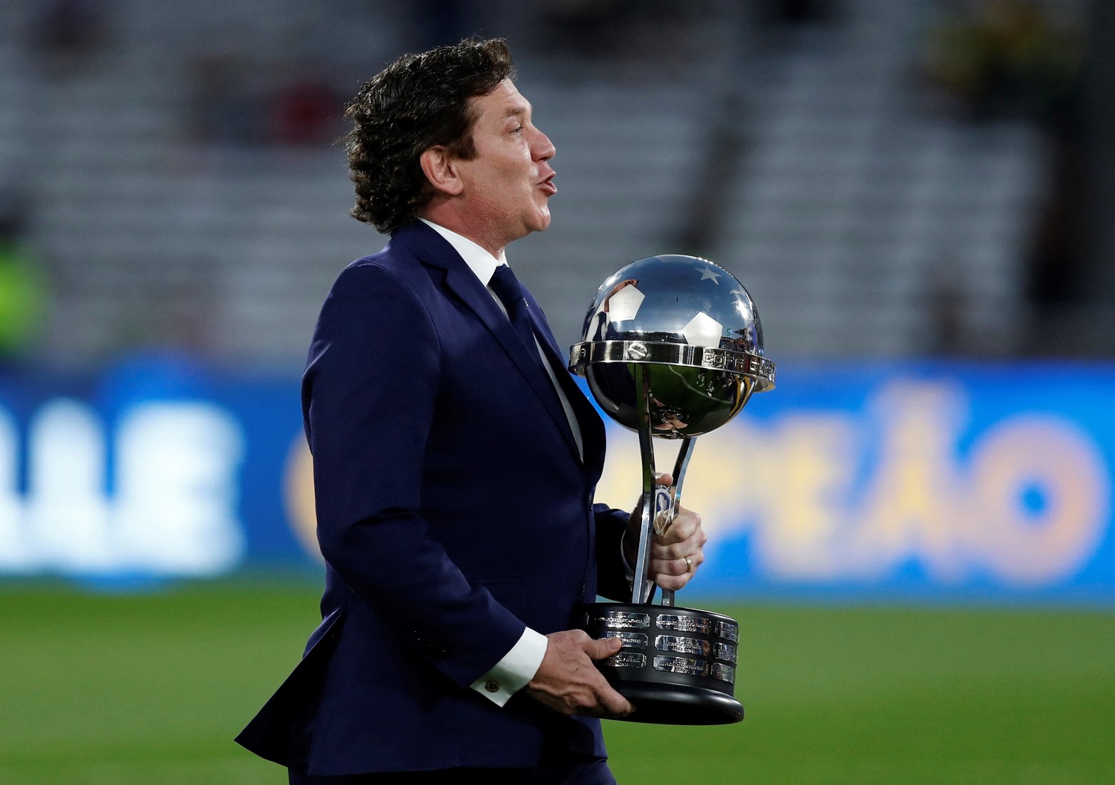 El Presidente de la Conmebol Alejandro Dominguez entregó la Copa. 