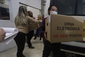 (221001) -- SAO PAULO, 1 octubre, 2022 (Xinhua) -- Personas cargan máquinas electrónicas para votar que serán usadas en la primera vuelta de las elecciones durante su distribución, en Sao Paulo, Brasil, el 1 de octubre de 2022. Las elecciones brasileñas se celebrarán el 2 de octubre para elegir el presidente y el vicepresidente, los 27 gobernadores locales, los diputados federales y los senadores. (Xinhua/Rahel Patrasso) (rp) (rtg) (jg) (ra) (da)