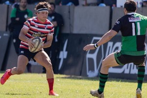 "Como dicen los libros": Ramiro Giménez Melo con la pelota en las dos manos. Frente a él, Juan Rapuzzi, capitán de Duendes. La acción corresponde al partido en el cual Santa Fe Rugby ganó y se quedó con el tercer puesto del TRL. Crédito: José Caputto.