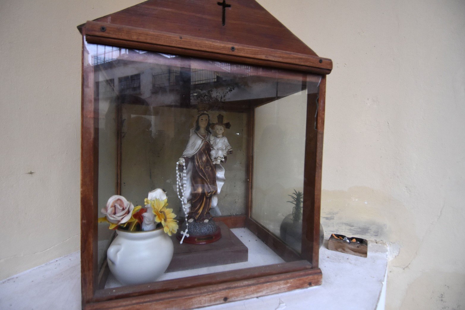 La Virgen del Carmen fue declarada en1949 Patrona de las Cárceles e Institutos Penitenciarios. Por ello puede observarse en diferentes lugares dentro del Penal. La foto corresponde al patio donde los fines de semana las internas reciben visitas.