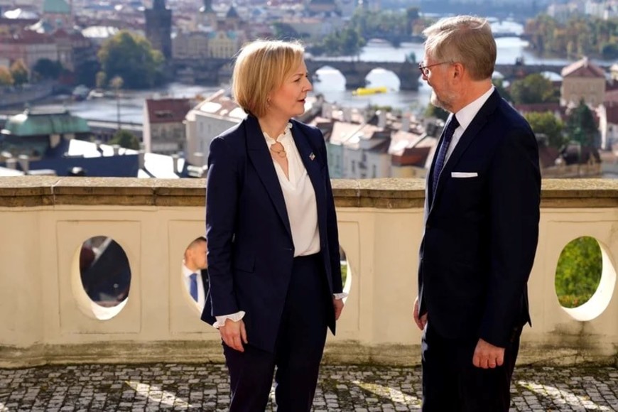 La primera ministra británica, Liz Truss, a la izquierda, habla con el primer ministro de la República Checa, Petr Fiala. Crédito: Reuters.
