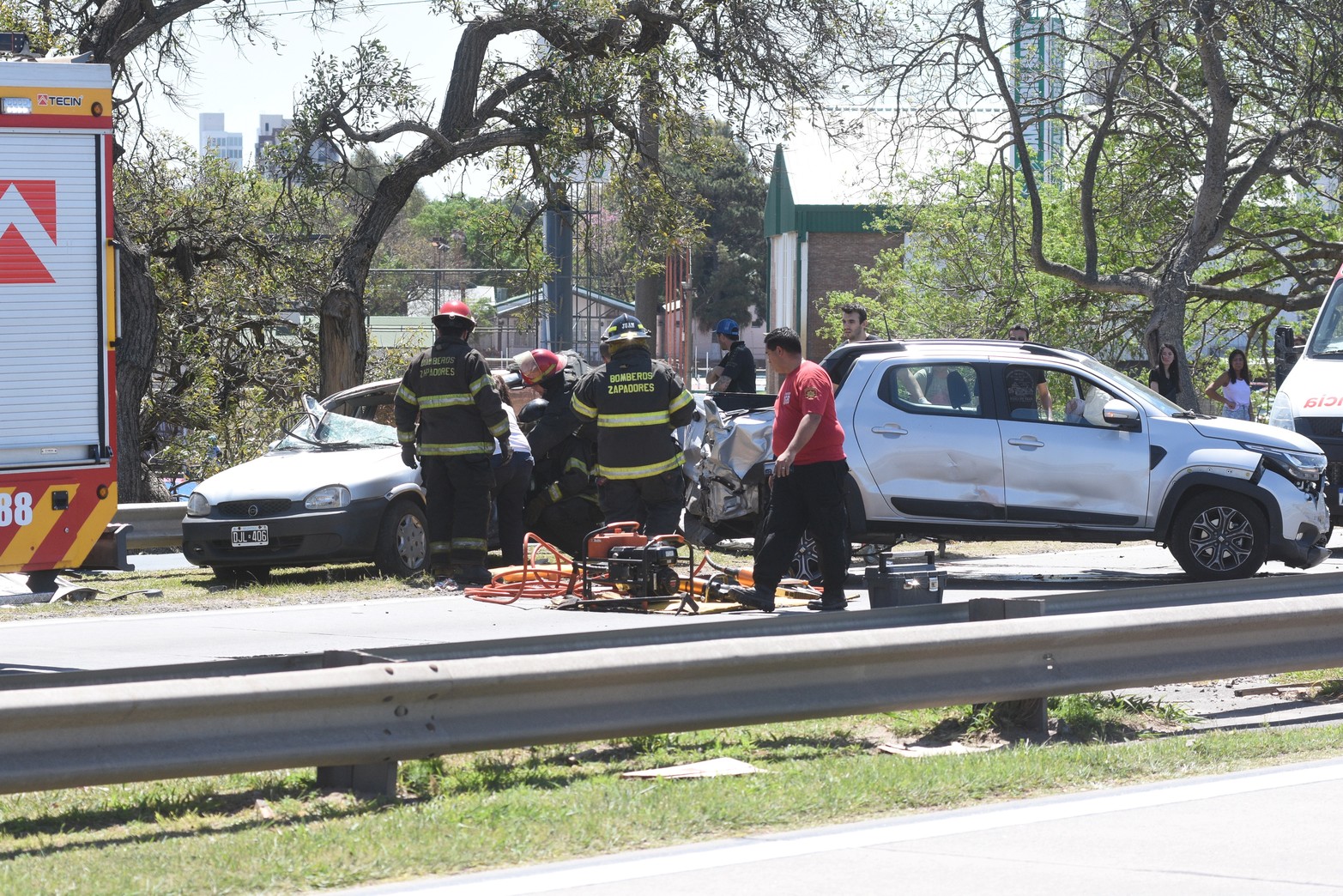 Fuerte choque en la Avenida Constitución Nacional frente al Club Náutico El Quilla entre dos autos que circulaban mano Santa Fe - Santo Tomé.