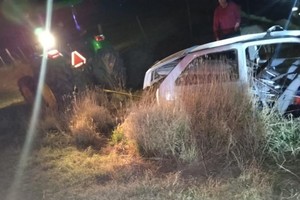 El conductor perdió el control del vehículo y se estrelló contra una alcantarilla.