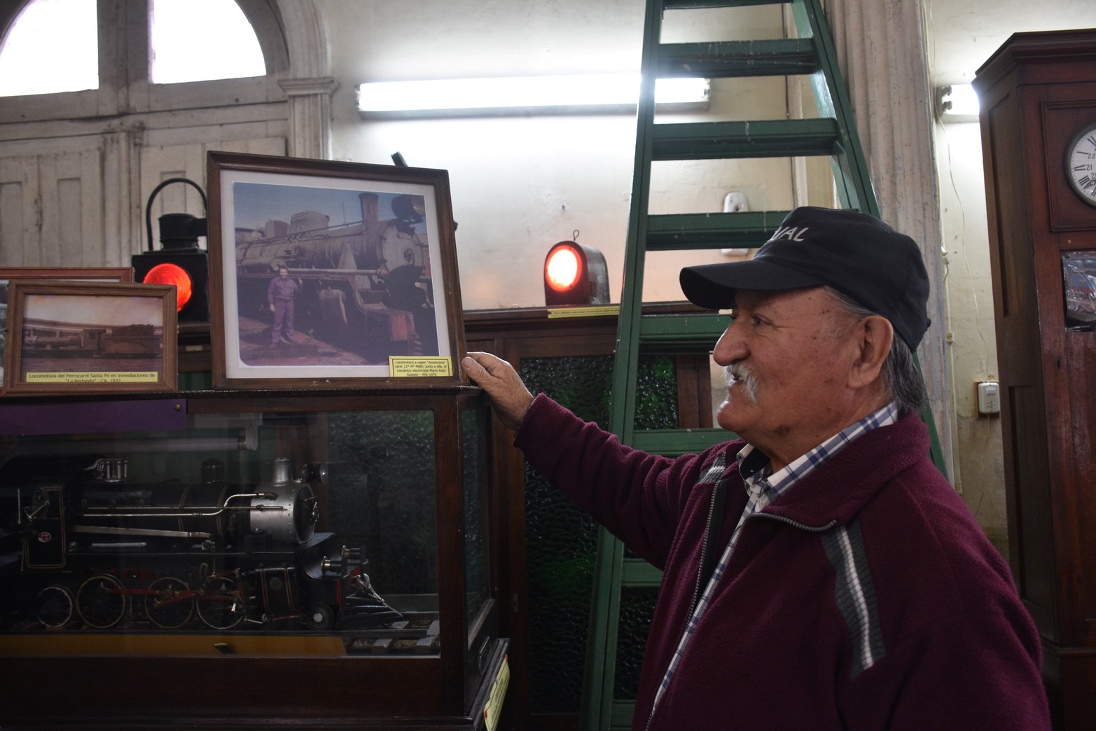Museo Ferroviario de Santa Fe. Mario Gastelo. Este jubilado ferroviario salteño que llegó en tren a la ciudad trasladado en 1969, no se fue más y es el actual presidente del museo.