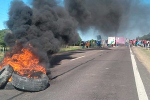 Quema y marcha en la Ruta 40.