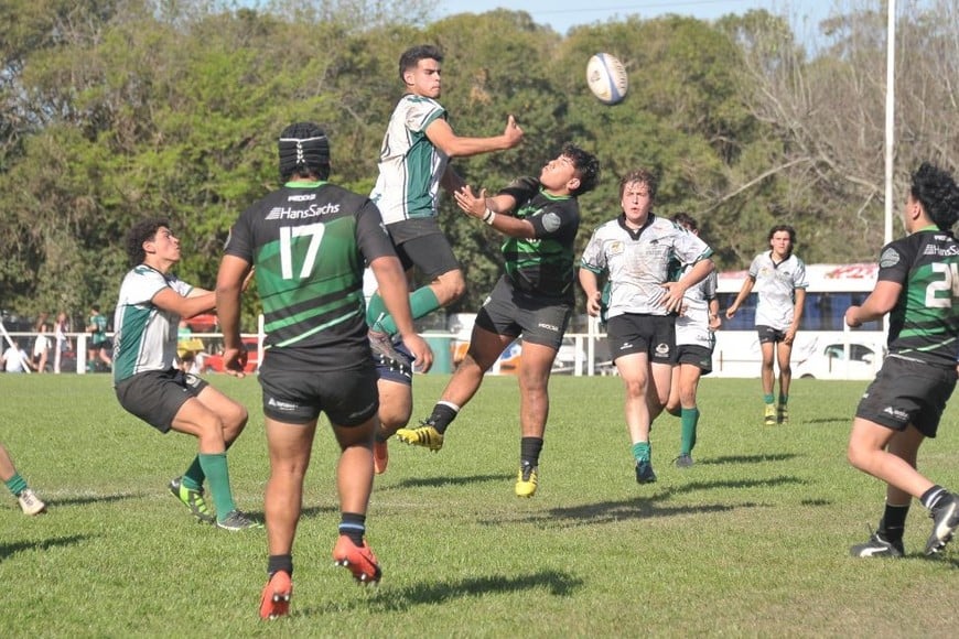 El seleccionado de la Unión de Rugby del Oeste de Buenos Aires (UROBA), de verde y negro, se coronó campeón de la competencia. Crédito: Prensa UAR.