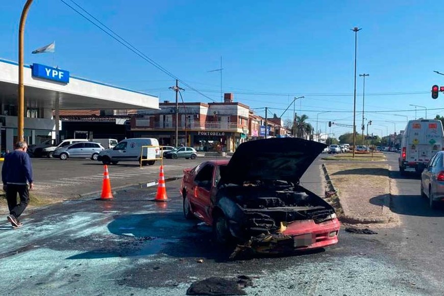 Auto incendiado en Aristobulo del Valle. Crédito: Fernando Nicola