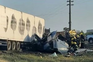 Dos choferes de camiones murieron luego de un choque frontal