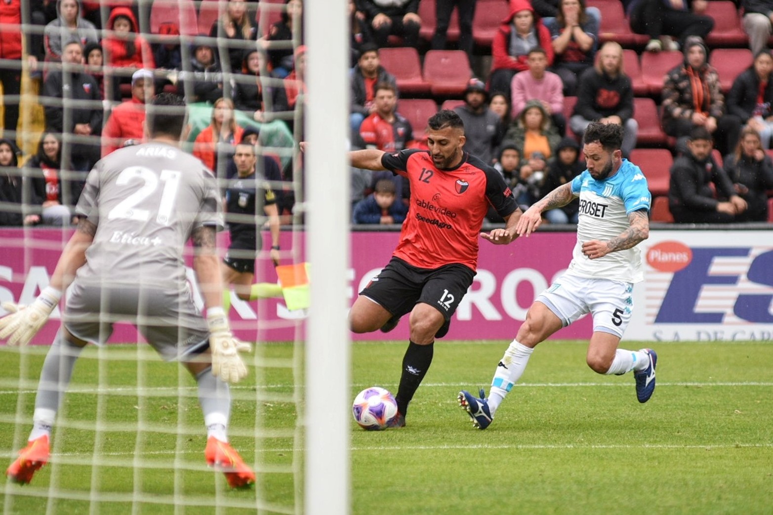 Colón - Racing, liga profesional. Imágenes del primer tiempo.