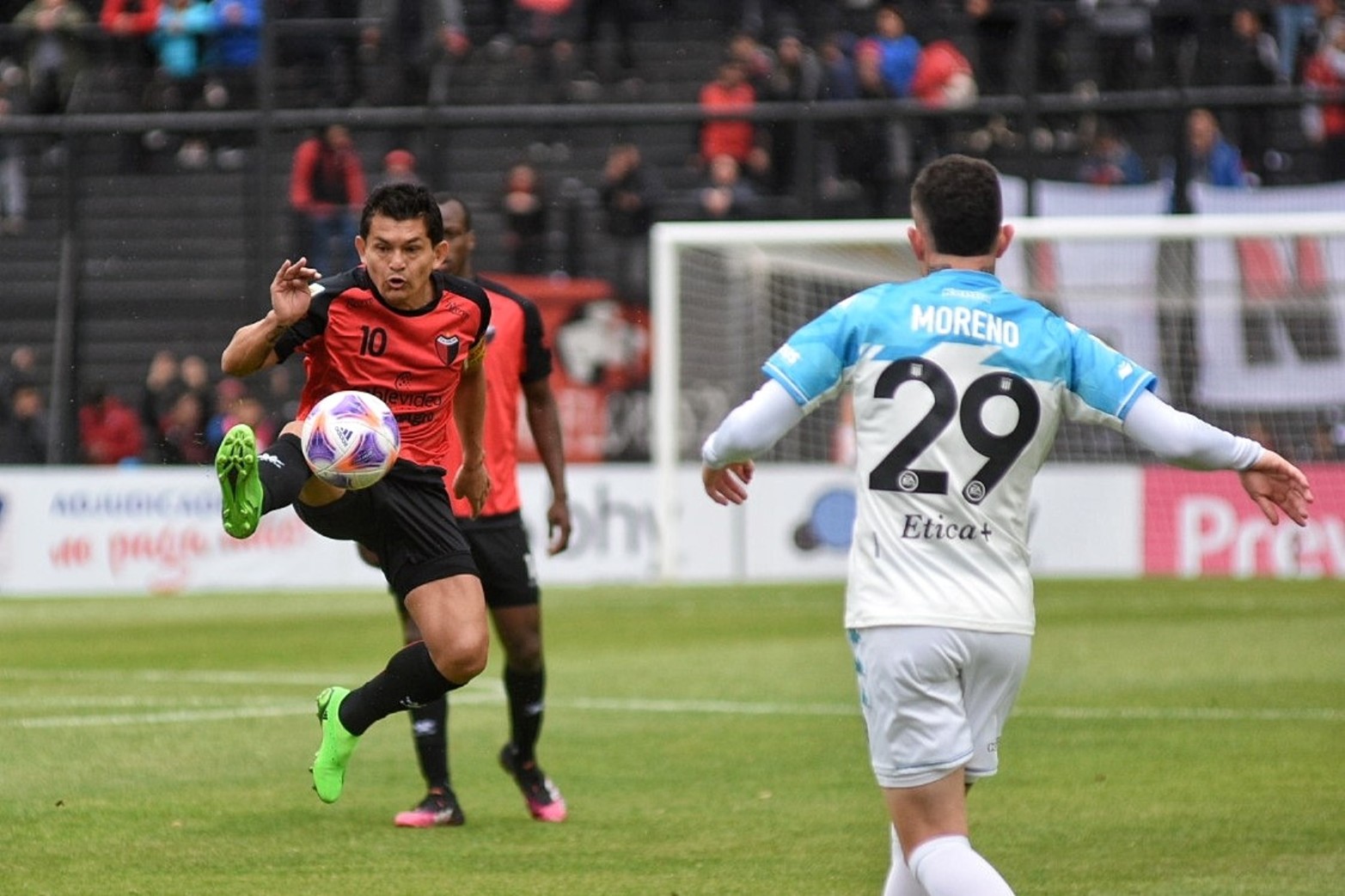 Colón - Racing, liga profesional. Imágenes del primer tiempo. 