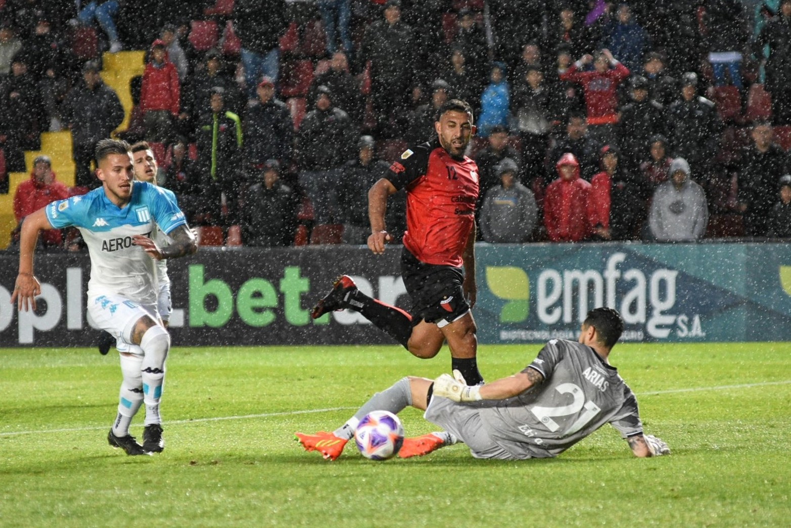 Colón - Racing, liga profesional. Imágenes del segundo tiempo. 