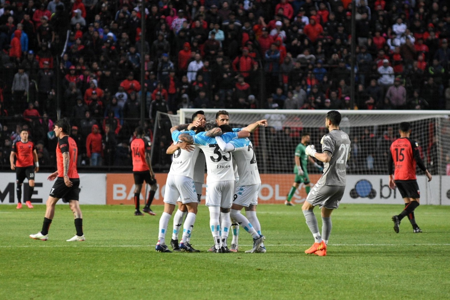 Colón - Racing, liga profesional. Festejos por el gol de la academia. 