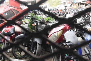 El incidente se produjo en el lugar donde se alojan las motos retenidas por el municipio. Crédito: Flavio Raina