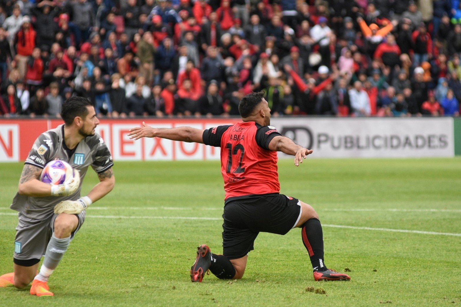 Colón - Racing, liga profesional. Imágenes del primer tiempo. 