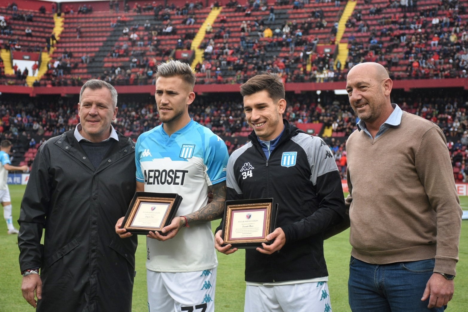 Colón - Racing, liga profesional. Directivos distinguen a jugadores de Racing que fueron campeones con Colón. 