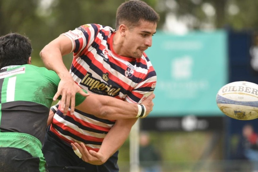 Bautista Galassi suelta el pase ante el tackle del capitn rosa´rino, Juan Rapuzzi. Crédito. Mauricio Garín.