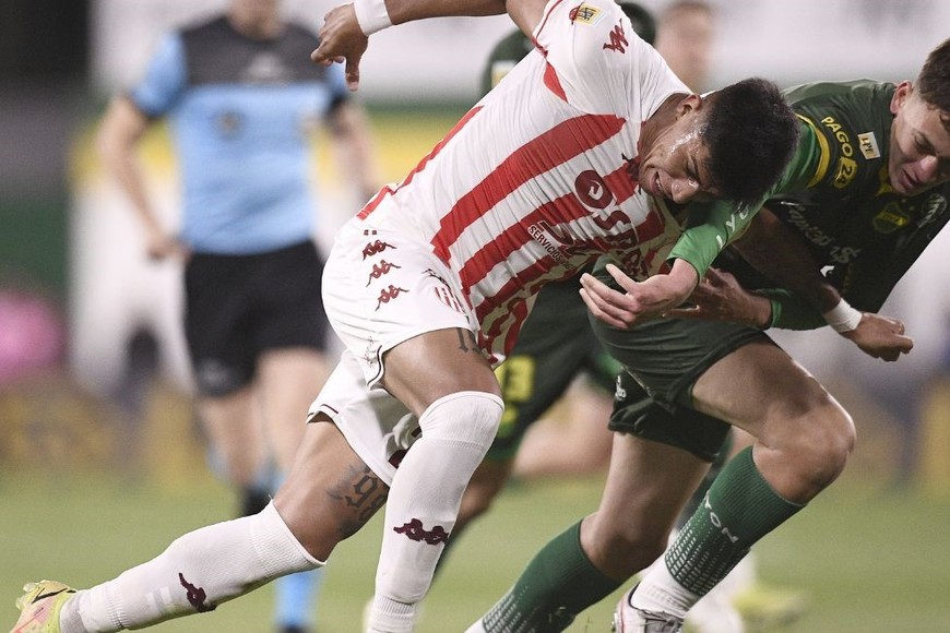 Toda la fuerza de Marabel para tratar de superar a su marcador. Hizo un gol en el primer partido y a partir de allí se le cerró el arco. Créditos: Matías Nápoli