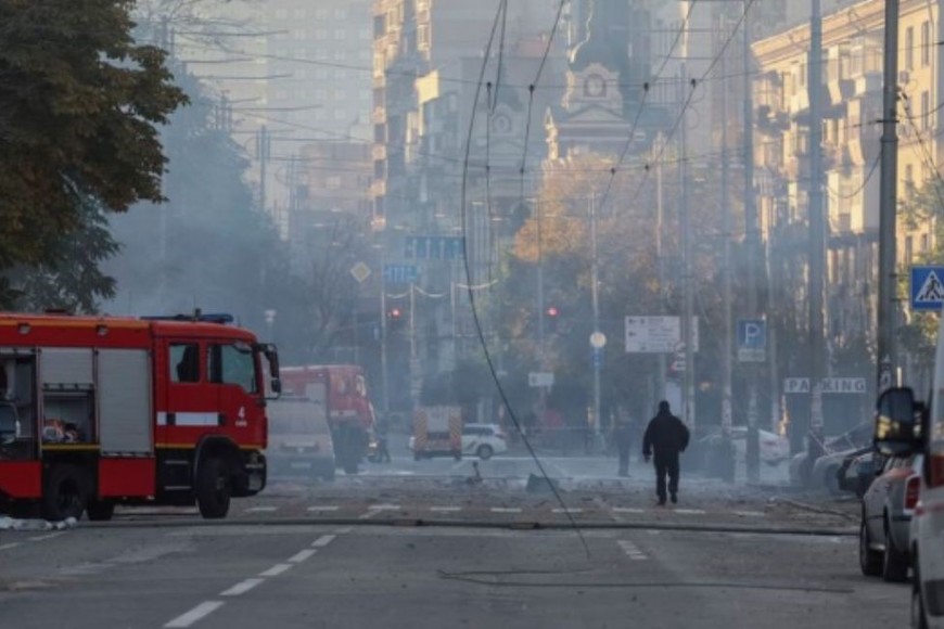 Una vista muestra una calle después de un ataque con drones rusos, que las autoridades locales consideran vehículos aéreos no tripulados (UAV) Shahed-136 de fabricación iraní, en medio del ataque de Rusia contra Ucrania, en Kiev. Crédito: Gleb Garanich / Reuters