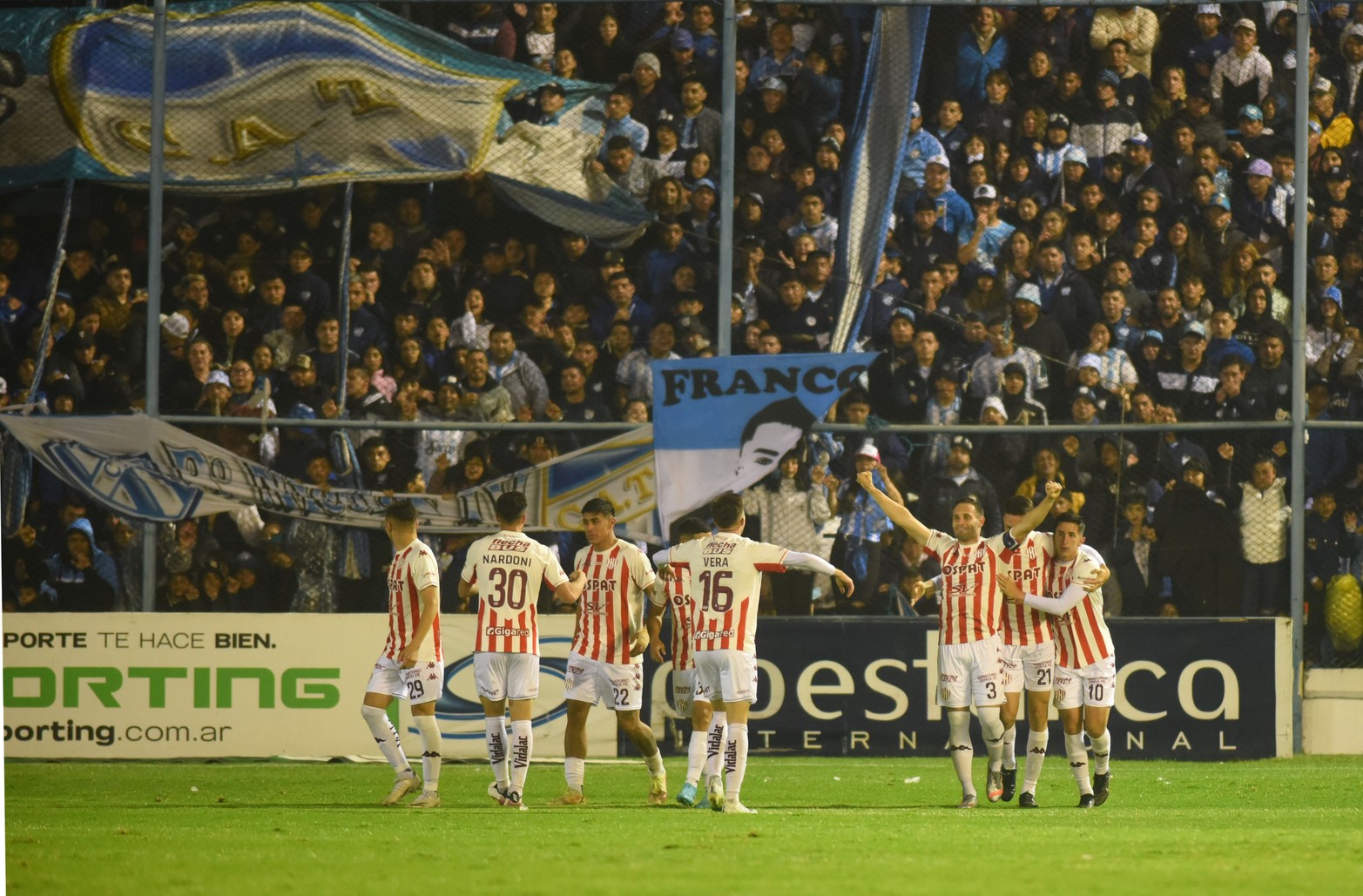 Corvalan de cabeza, había puesto en ventaja al tatengue. Unión empató 1 a 1 frente a Atlético Tucumán. Foto Diego Araoz