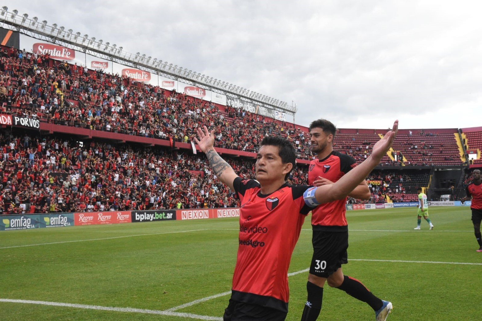 Colón - Defensa y Justicia, liga profesional. Imágenes del primer tiempo, penal para Colón y anota "Pulga" Rodríguez. Foto Luis Cetraro