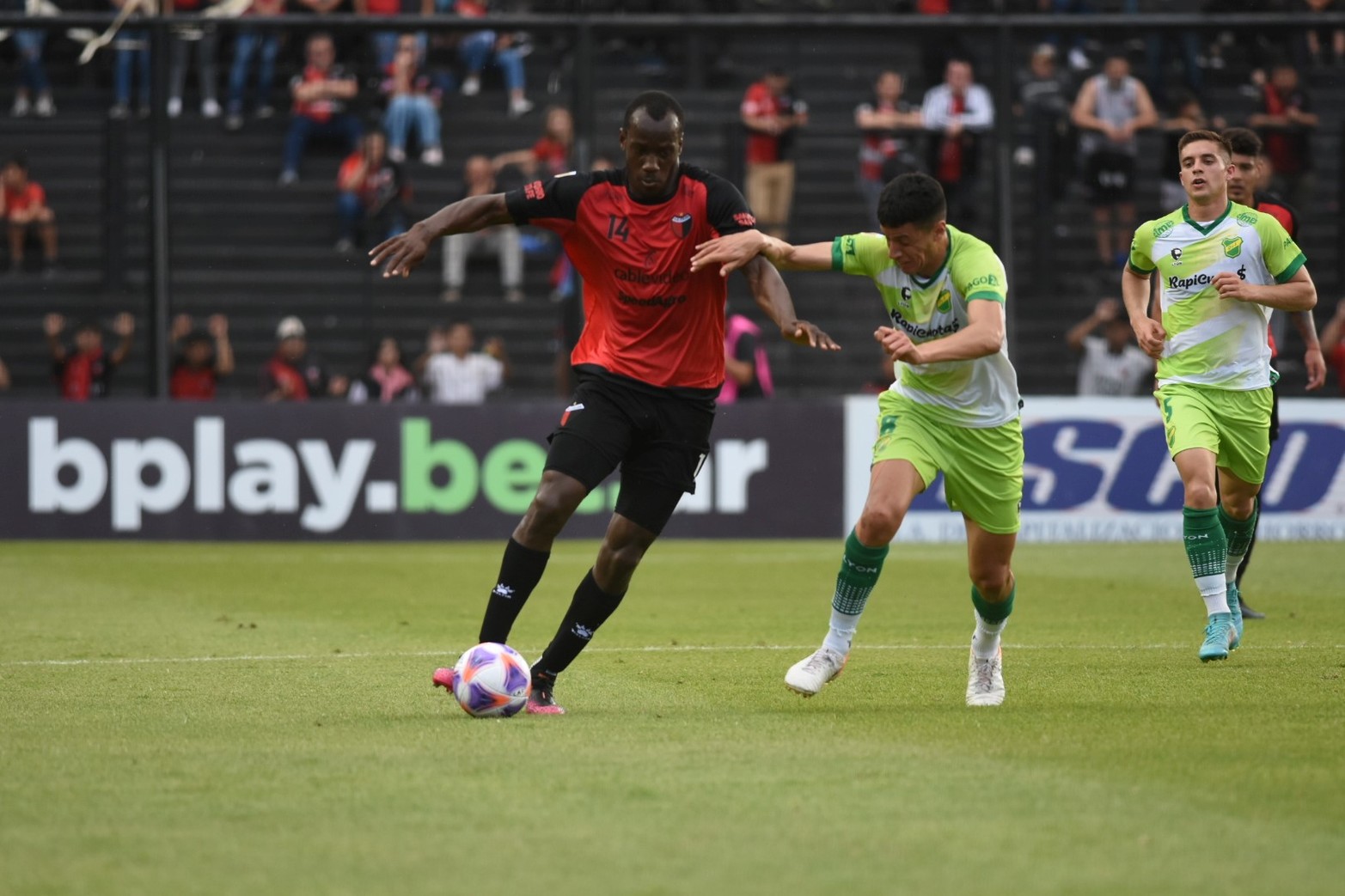 Colón - Defensa y Justicia, liga profesional. Imágenes del primer tiempo. 