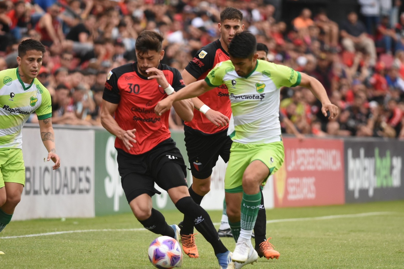 Colón - Defensa y Justicia, liga profesional. Imágenes del primer tiempo. Foto Luis Cetraro