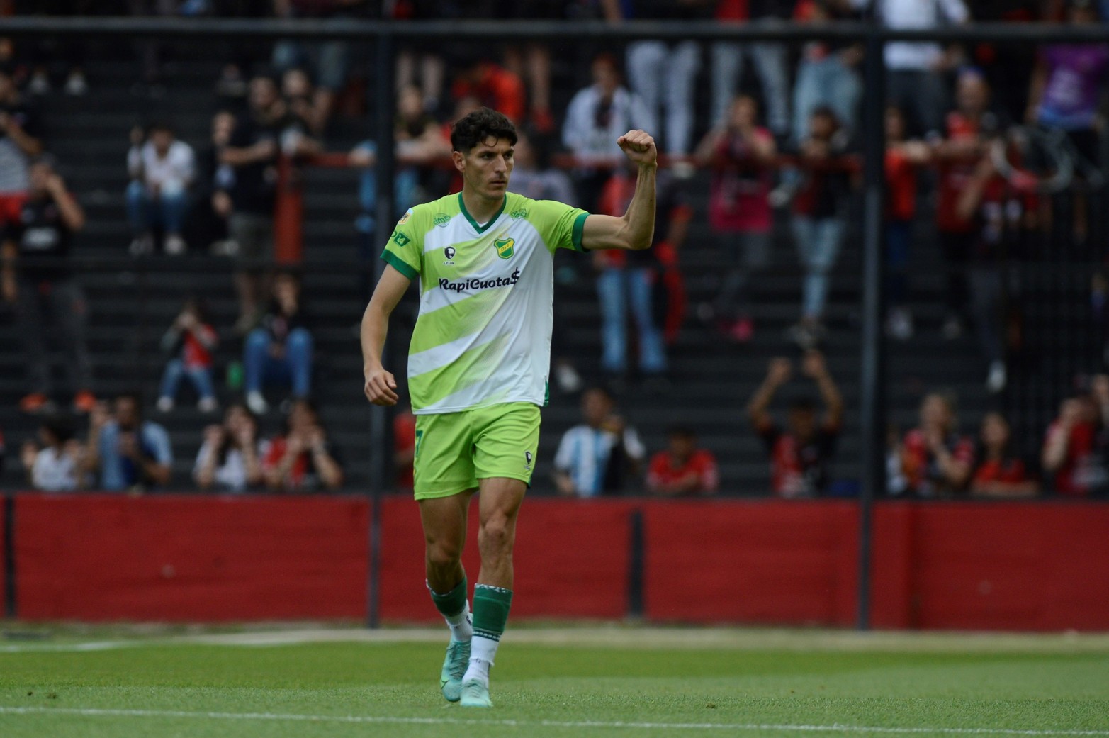 Colón - Defensa y Justicia, liga profesional. Imágenes del primer tiempo, Gabriel Alanís y el primer gol del encuentro.  Foto Luis Cetraro