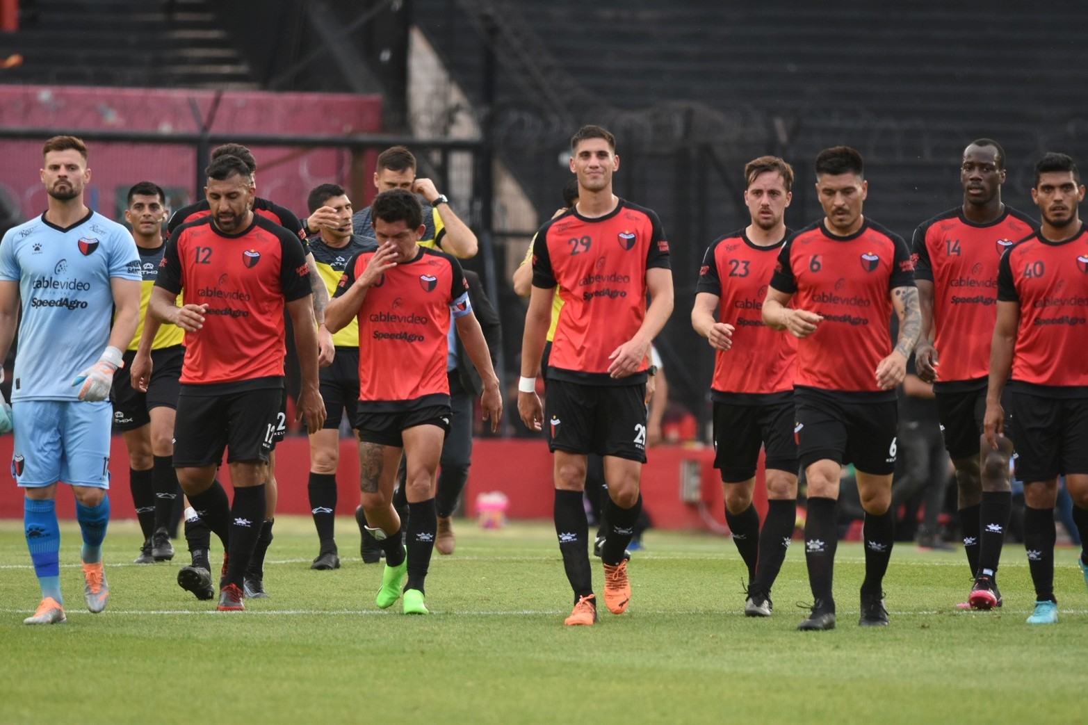 Colón - Defensa y Justicia, liga profesional. Final del primer tiempo. 