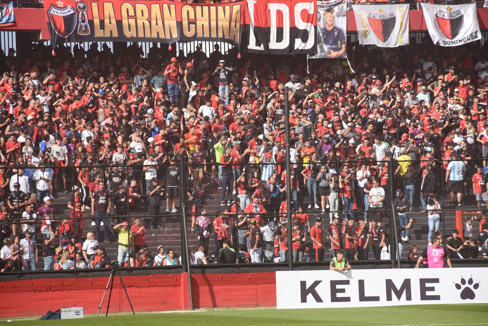 Colón - Defensa y Justicia, liga profesional. Imágenes de la hinchada. 