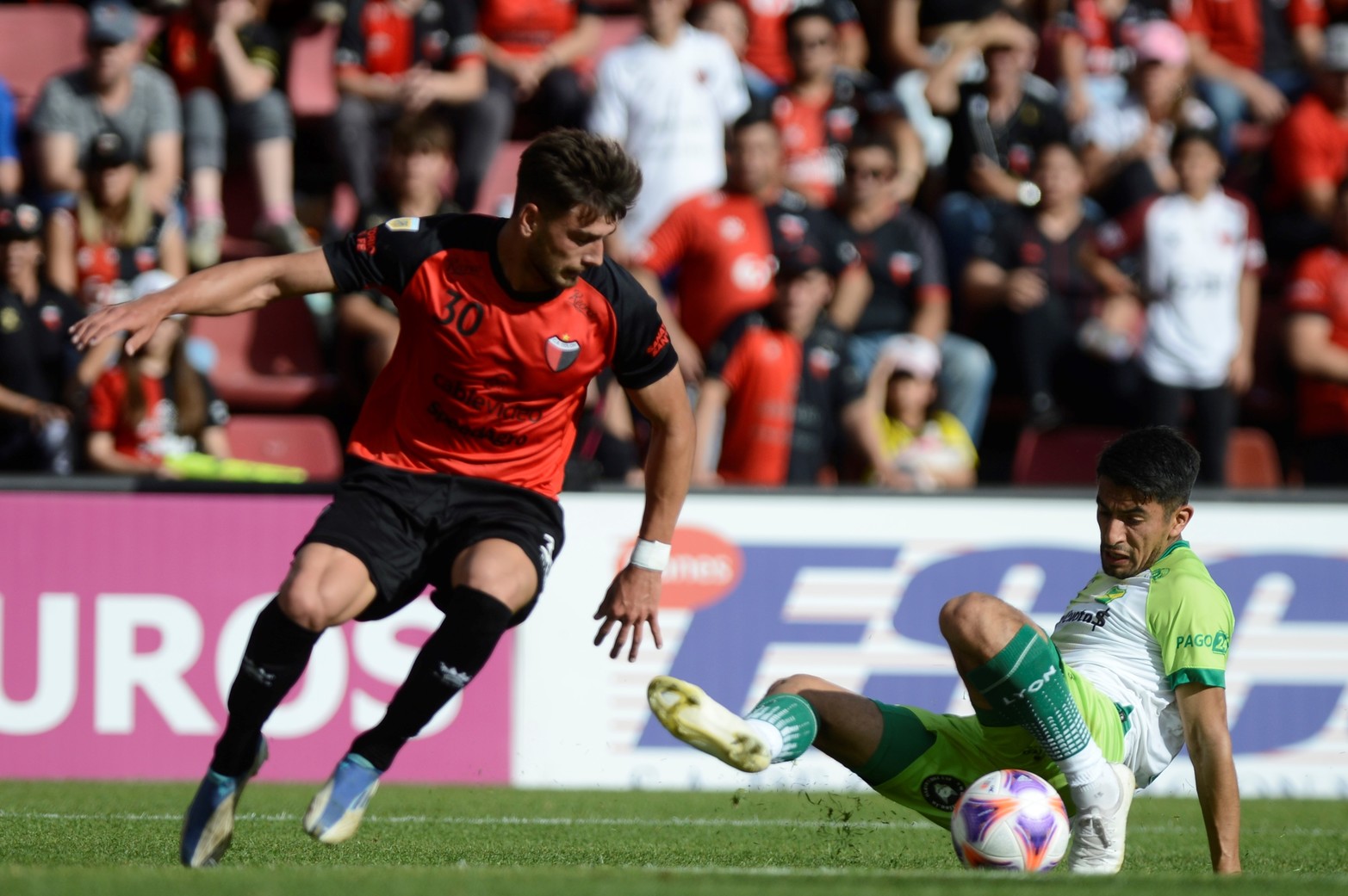 Colón - Defensa y Justicia, liga profesional. Imágenes del primer tiempo. Foto Luis Cetraro