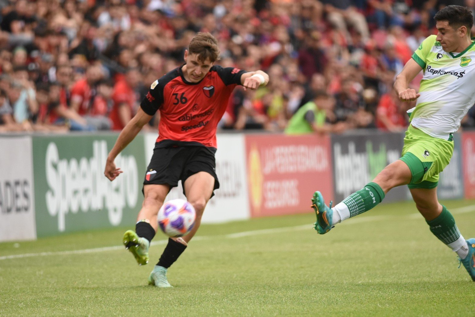 Colón - Defensa y Justicia, liga profesional. Imágenes del primer tiempo. Foto Luis Cetraro