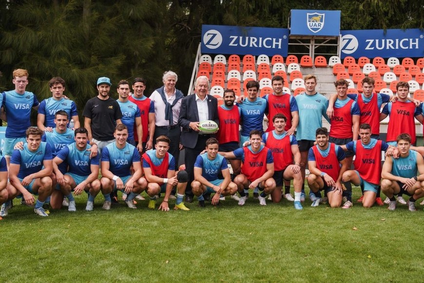 En su visita a Casa Pumas, Bill Beaumont presenció un entrenamiento de Los Pumas 7s y aprovechó para sacarse una foto con ellos. Crédito: Prensa UAR.